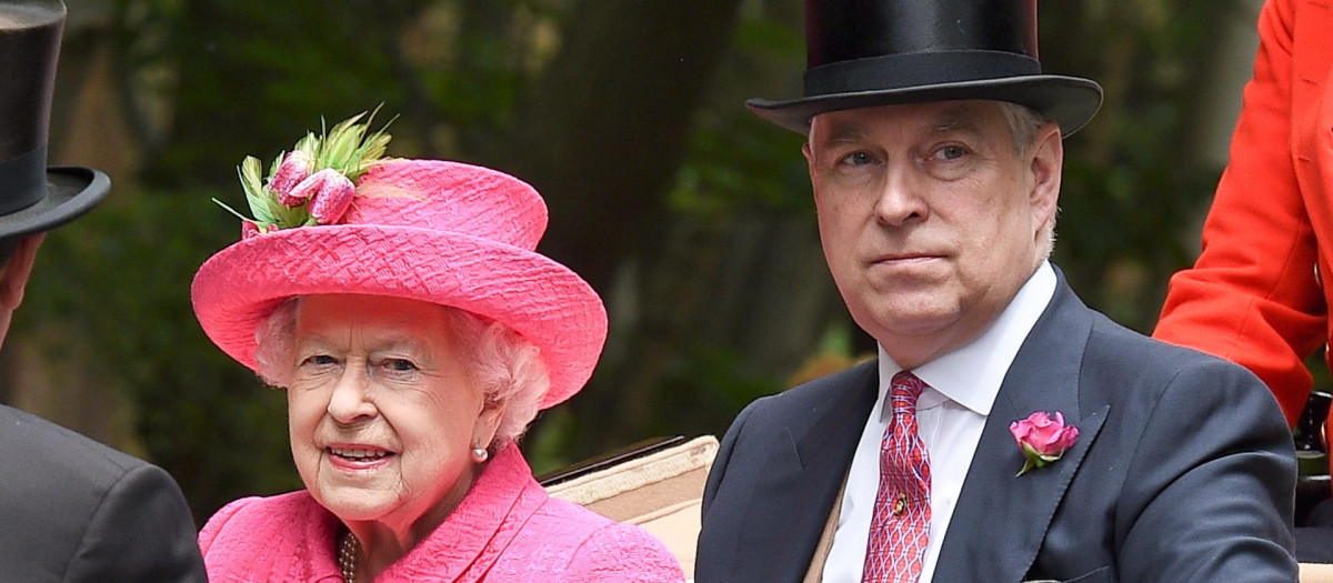 La Reina Isabel II junto al príncipe Andrés