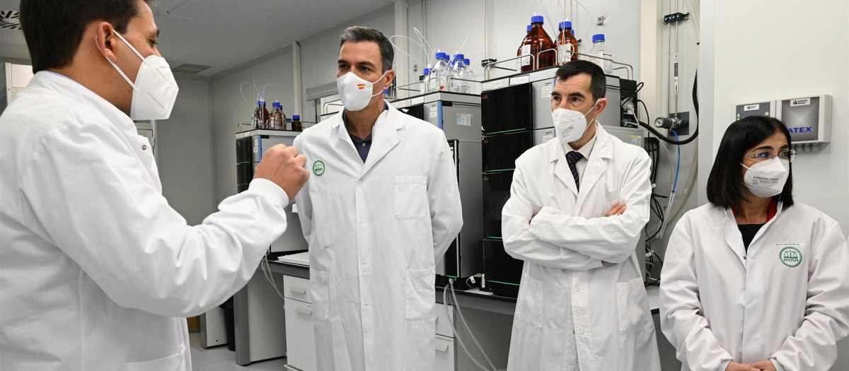 El presidente del Gobierno, Pedro Sánchez, y la ministra de Sanidad, Carolina Darias, visitan las instalaciones de la farmacéutica Rovi que produce la vacuna Moderna conta la COVID-19, en Granada