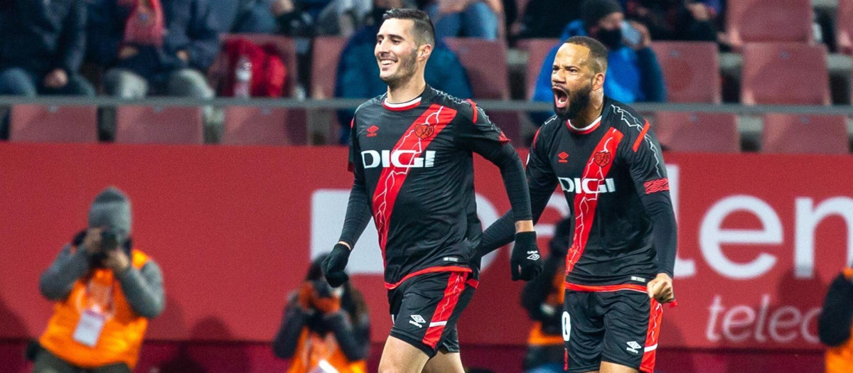 El delantero del Rayo Vallecano Sergi Guardiola (i) celebra uno de los goles que ha clasificado al Rayo Vallecano