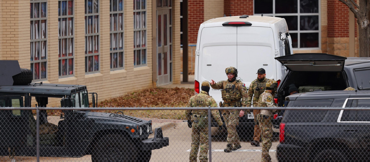 Miembros del equipo SWAT se despliegan cerca de la Sinagoga Congregación Beth Israel en Colleyville, Texas