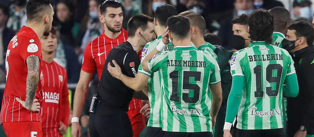 El árbitro De Burgos Bengoetxea (4-i) manda a vestuarios a los jugadores de la agresión