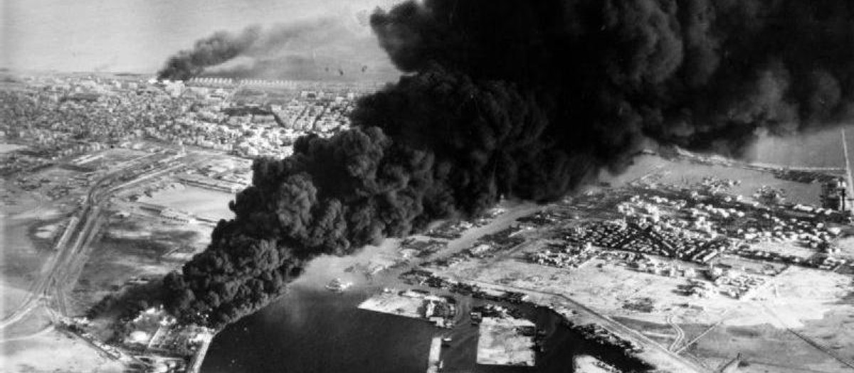 Columna de humo en Puerto Saíd tras el primer asalto anglofrancés, el 5 de noviembre de 1956