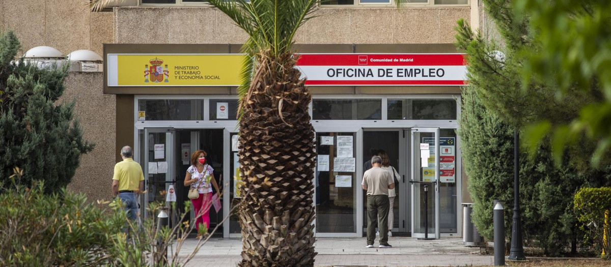 Varias personas en una oficina del Sepe