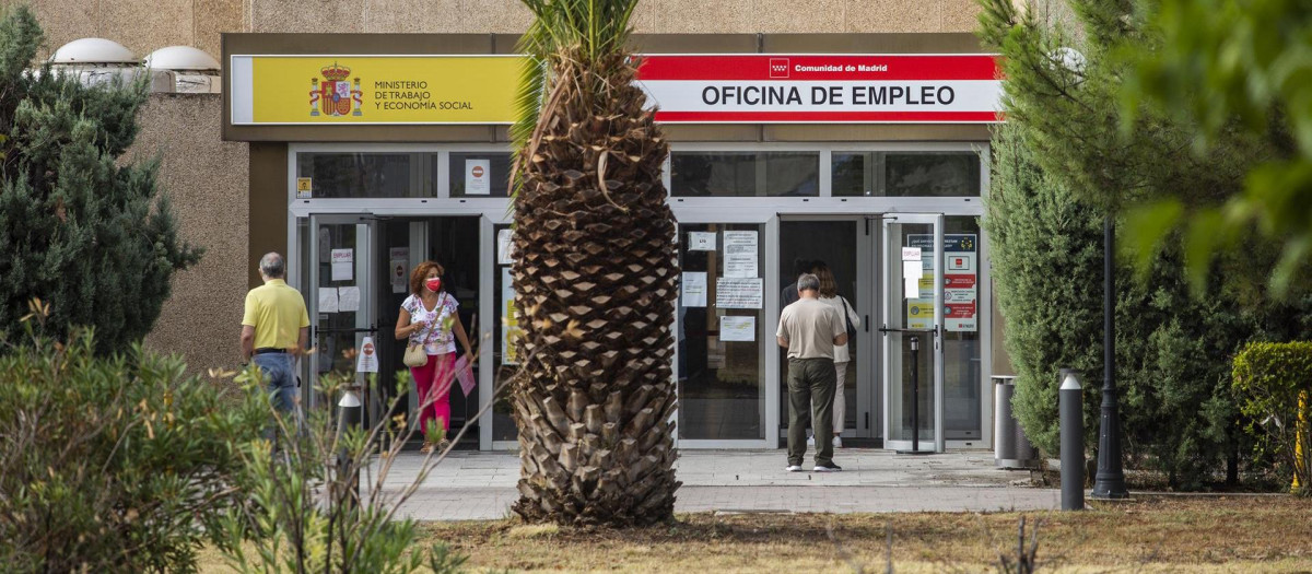 Varias personas en una oficina del Sepe