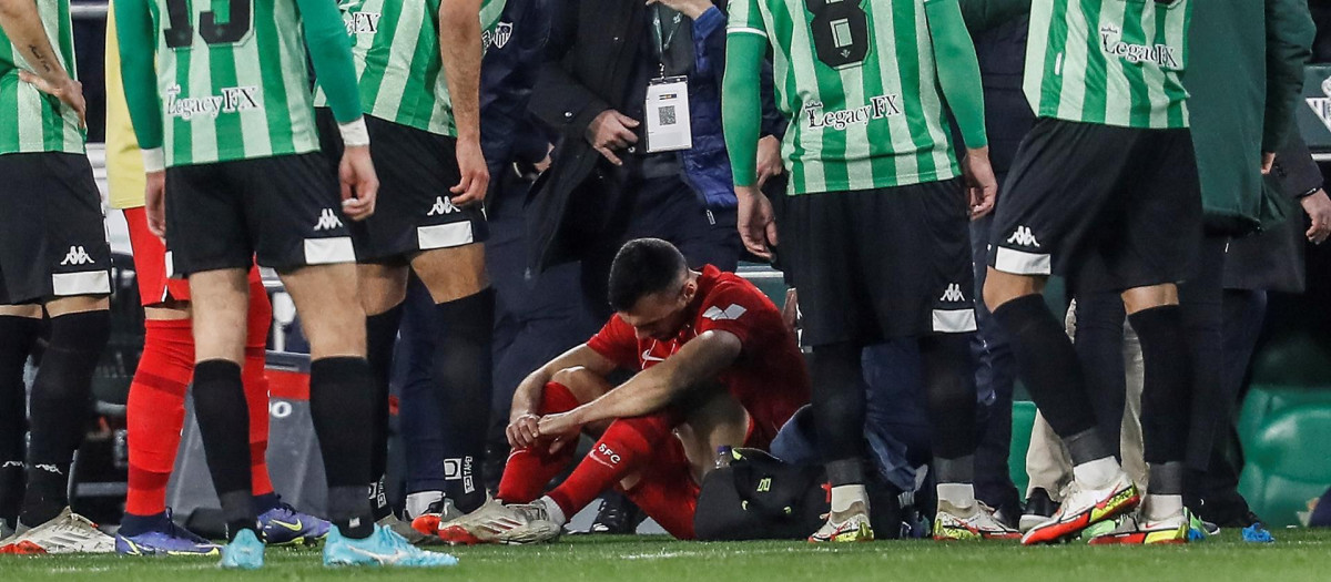 Joan Jordán sufrió el impacto de un objeto en su cabeza durante el derbi sevillano