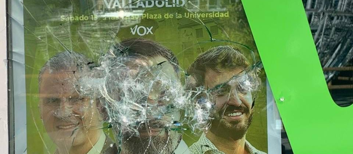 Los cristales de la sede de Vox en Valladolid, supuestamente rotos por grupos violentos de izquierda.