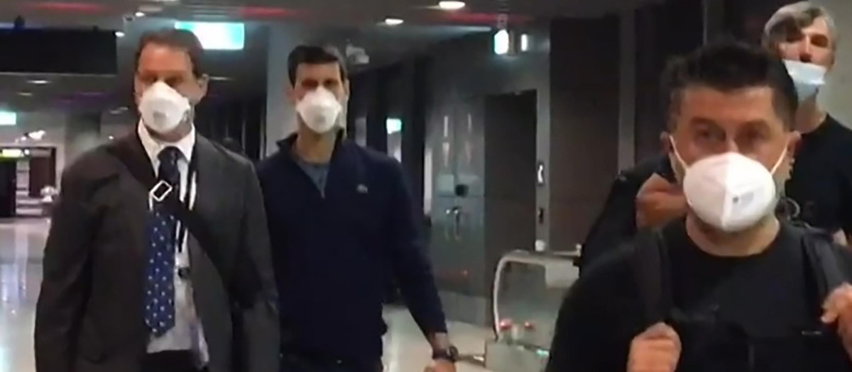 Novak Djokovic, en el aeropuerto, tras perder definitivamente su visado