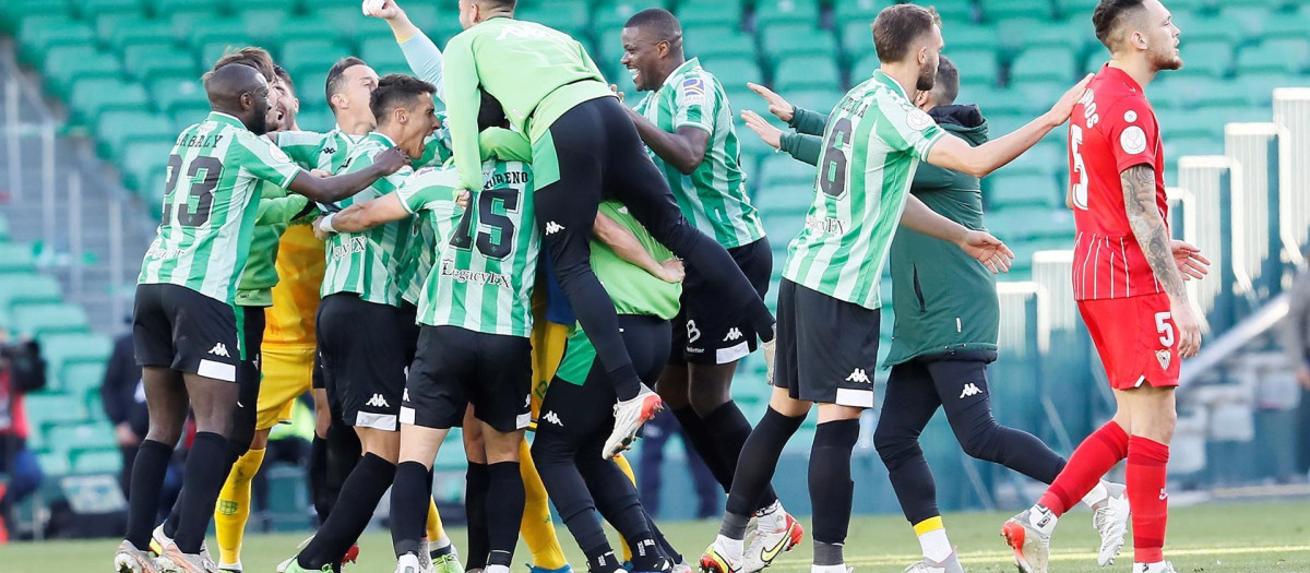 Los jugadores del Betis celebran la victoria ante el Sevilla