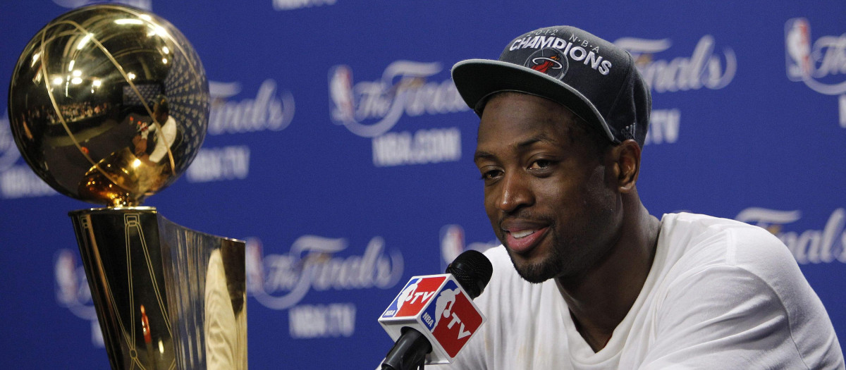 Dwyane Wade con el trofeo de campeón de la NBA en 2012