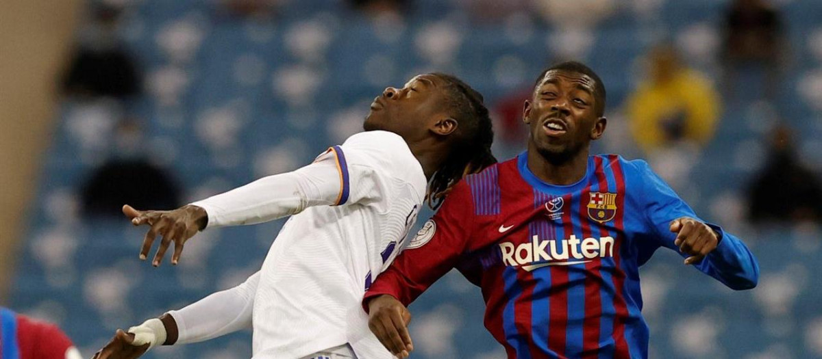 Dembélé lucha con Camavinga por un balón durante la semifinal de la Supercopa