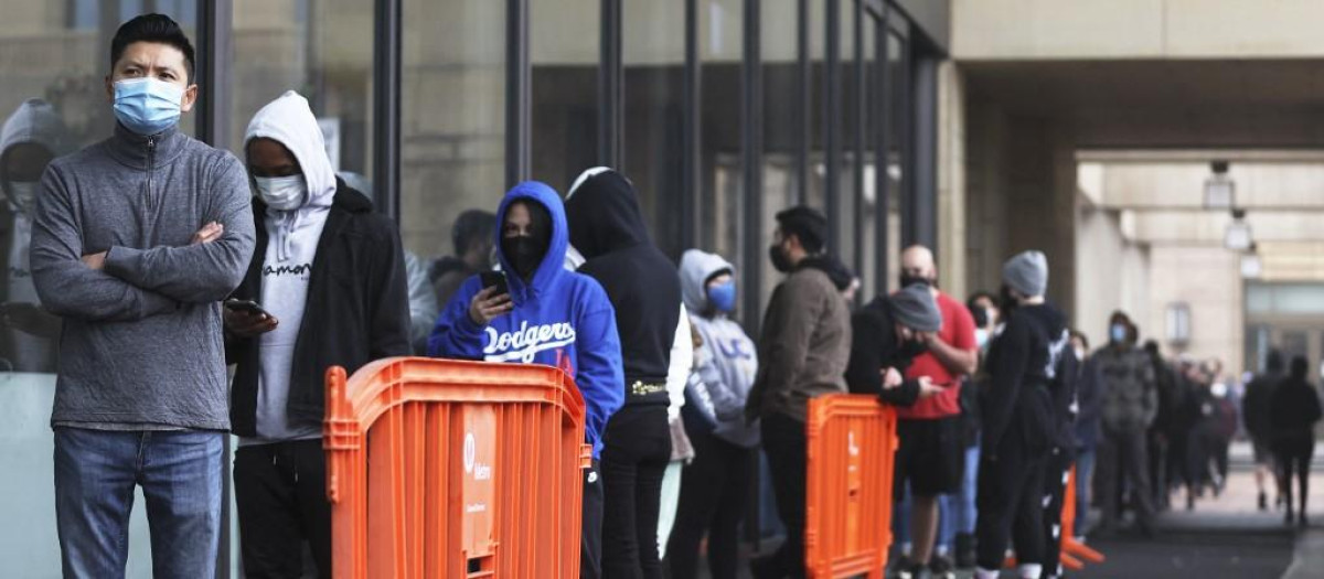 Varias personas hacen cola para ser vacunadas en Los Ángeles