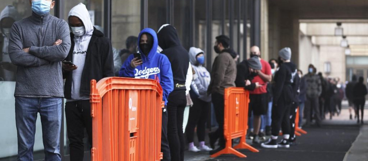 Varias personas hacen cola para ser vacunadas en Los Ángeles