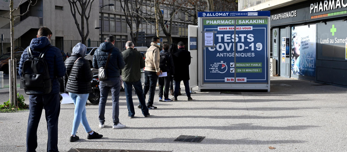 Cola para hacerse test de antígenos en Marsella (Francia), el pasado 10 de enero