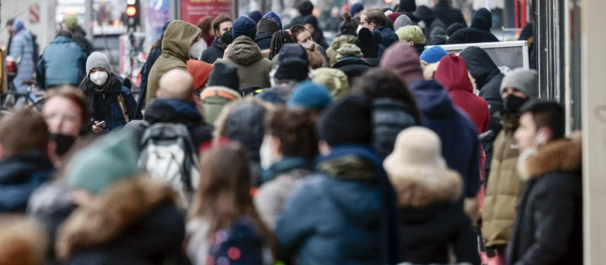 Una multitud hace cola en un centro de vacunación de Berlín