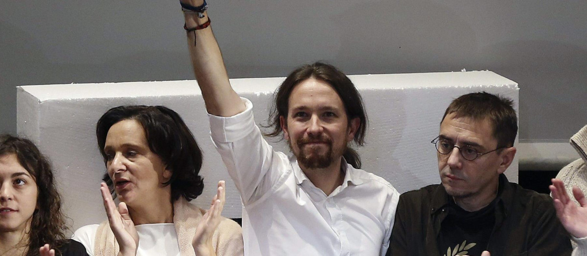 El líder de Podemos, Pablo Iglesias (c), junto a los miembros de su equipo, Tania González (i), Carolina Bescansa (2ªi), Íñigo Errejón (d) y Juan Carlos Monedero (2ºd), durante el acto de clausura de la Asamblea Ciudadana en el que han dado a conocer la nueva dirección, hoy en el Teatro Nuevo Apolo de Madrid. Pablo Iglesias ha sido elegido secretario general de Podemos por una amplia mayoría de los votantes (95.311 votos) de la Asamblea Ciudadana del partido, que han dado también su apoyo mayoritario a los miembros de su equipo para conformar la nueva dirección de la fuerza política