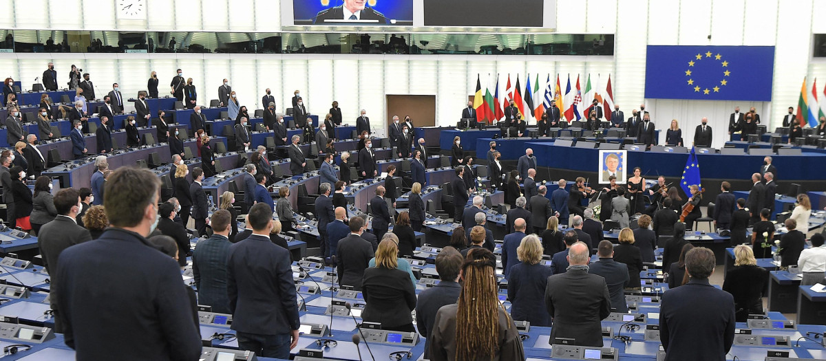 Eurodiputados en pie honrando la memoria del Sassoli