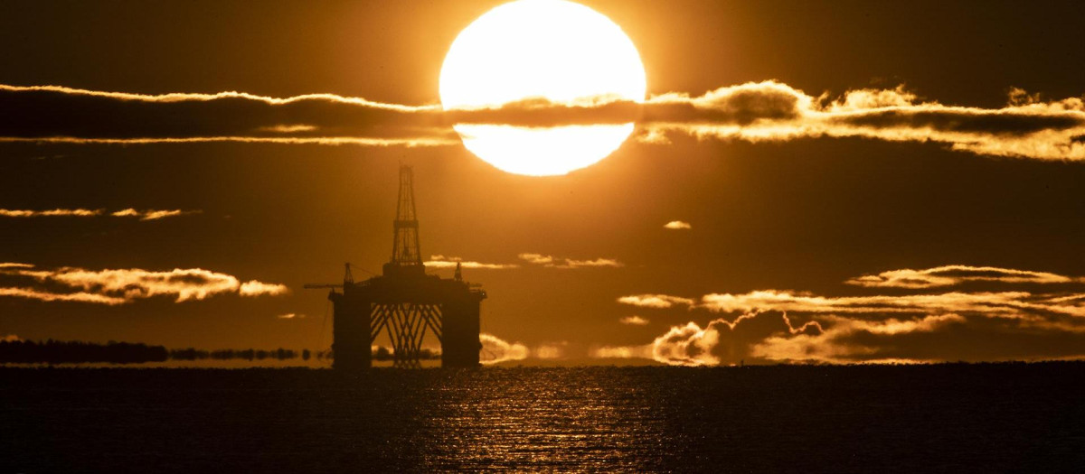 El precio del barril de crudo Brent llegaba a cotizar en 87,97 dólares