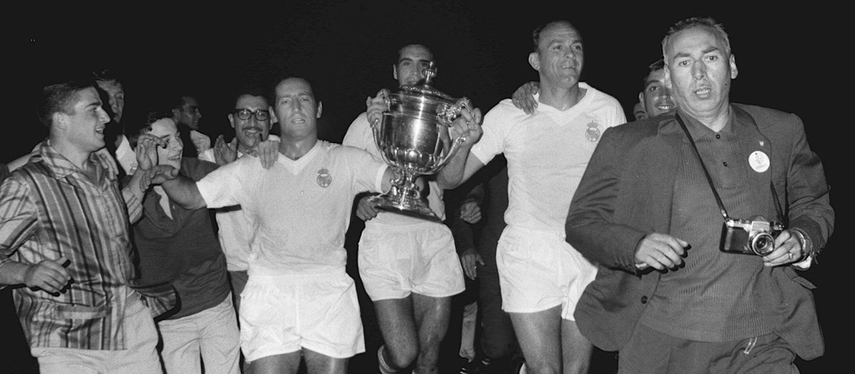Gento y Di Stefano celebran la Copa del Generalísimo conquistada en 1962