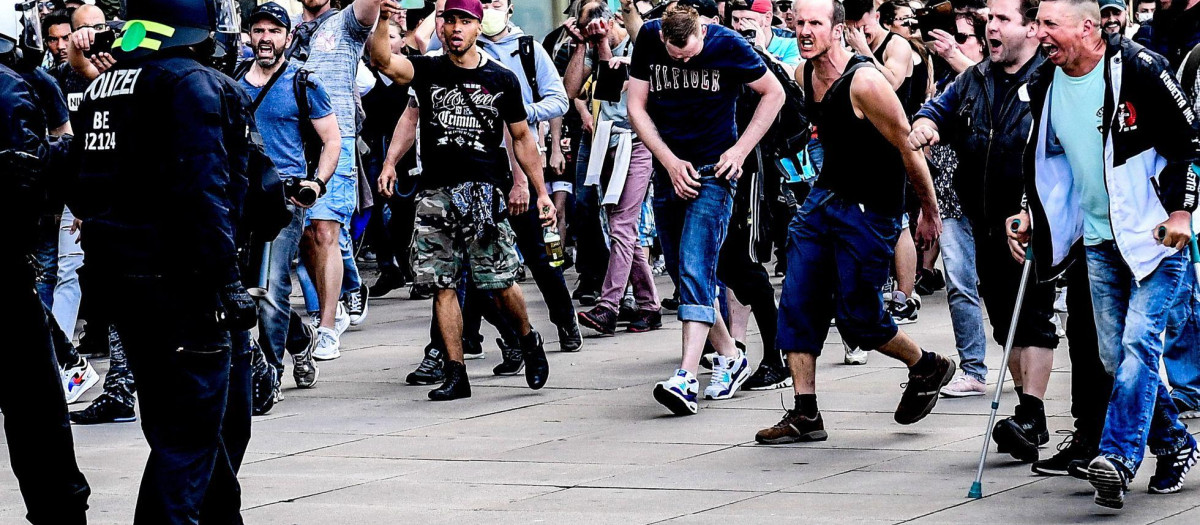 Manifestantes ultras se enfrentan a la Policía en Berlín