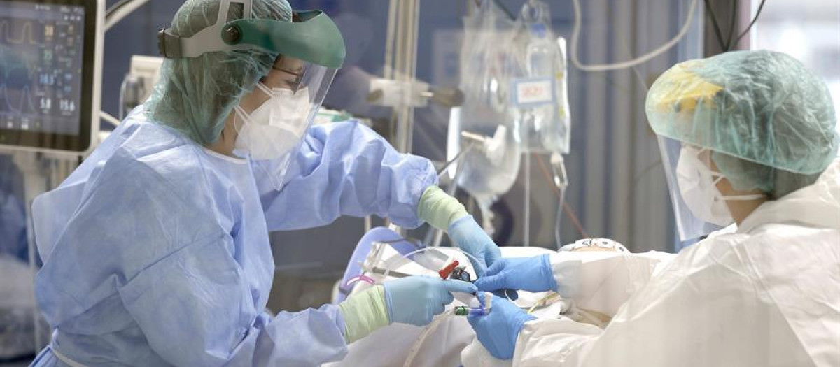 Enfermeras tratan a un paciente infectado por covid en la Unidad de Críticos del hospital bilbaíno de Basurto