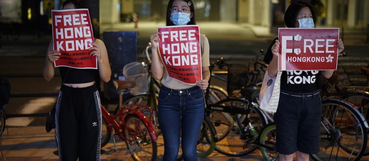 Tres ciudadanas de Hong Kong protestan contra la ley de seguridad nacional que ha permitido al Gobierno chino actuar contra la oposición democrática de la excolonia inglesa