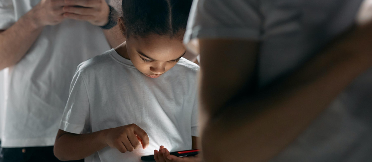 Los síntomas relacionados con la adicción a la tecnología pueden indicar que un niño está implicado en ciberacoso