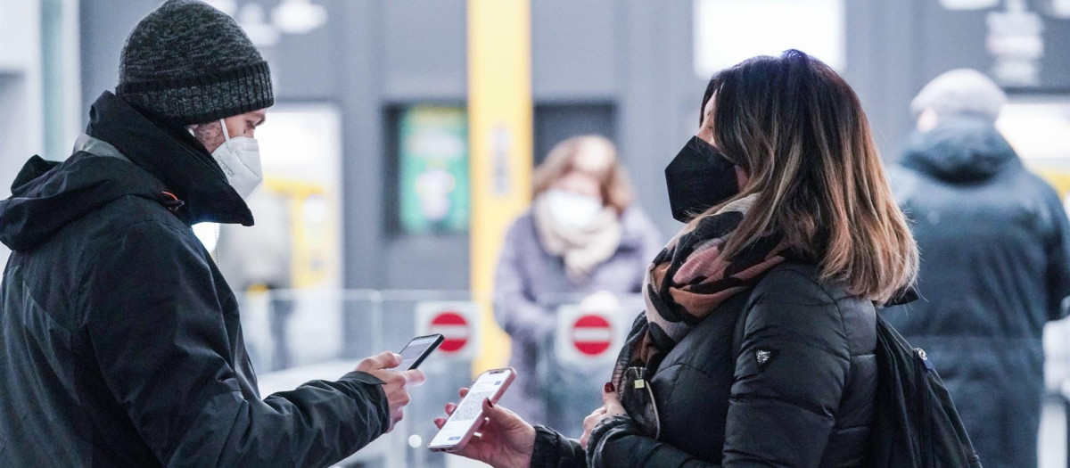 La policía y los trabajadores de los transportes públicos comprueban el certificado covid de los pasajeros en Turín (Italia)