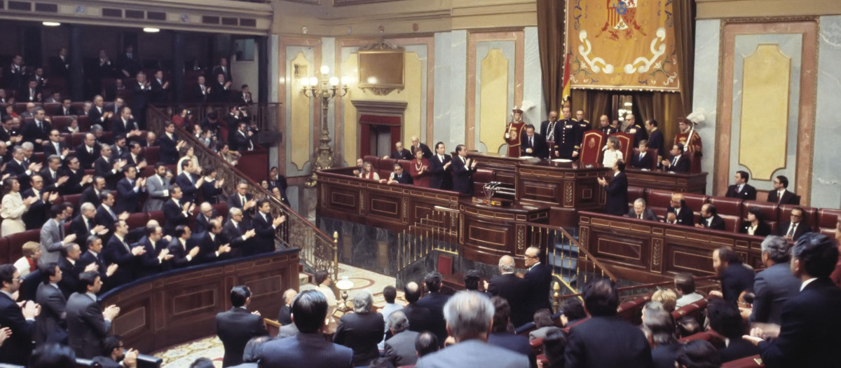 Juan Carlos I durante la sanción regia a la Constitución española
rey de españa. roma 1938-
sancion de la constitucion año 1978 en las cortes españolas presididas por el rey siendo adolfo suarez presidente del gobierno
JUAN CARLOS I
REY DE ESPAÑA. ROMA 1938-
SANCION DE LA CONSTITUCION AÑO 1978 EN LAS CORTES ESPAÑOLAS PRESIDIDAS POR EL REY Y SIENDO ADOLFO SUAREZ PRESIDENTE DEL GOBIERNO