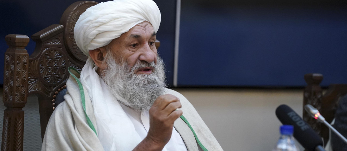 El primer ministro interino, Hassan Akhund, y uno de los fundadores del Talibán