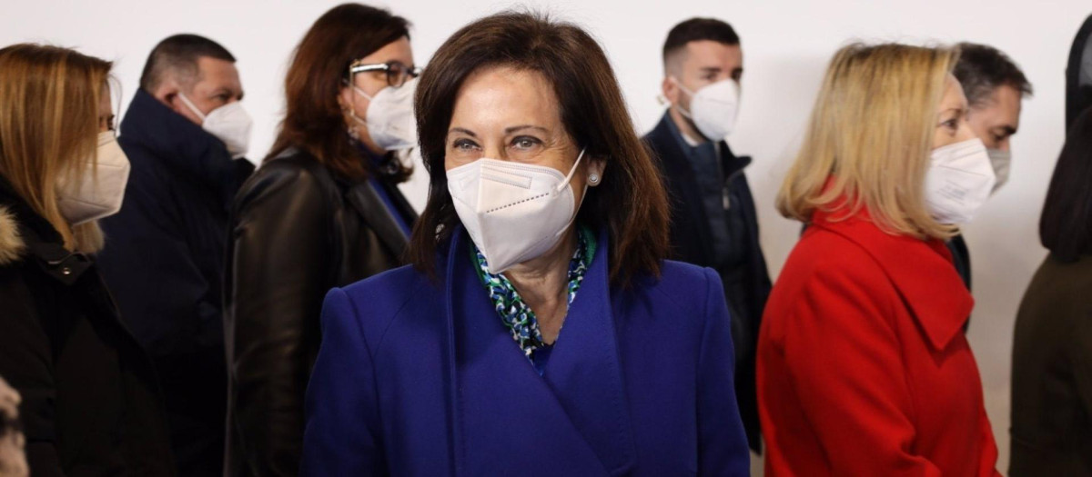 Margarita Robles en su visita al centro de vacunación de Corral de Calatrava (Ciudad Real)