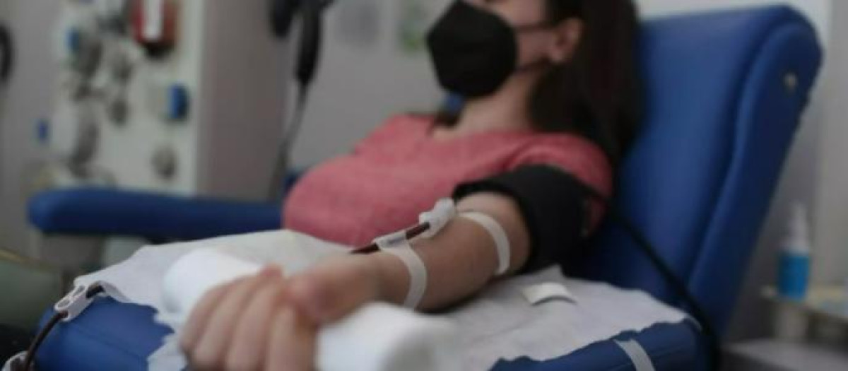 Una mujer dona sangre en el Centro de Transfusión de la Comunidad de Madrid
