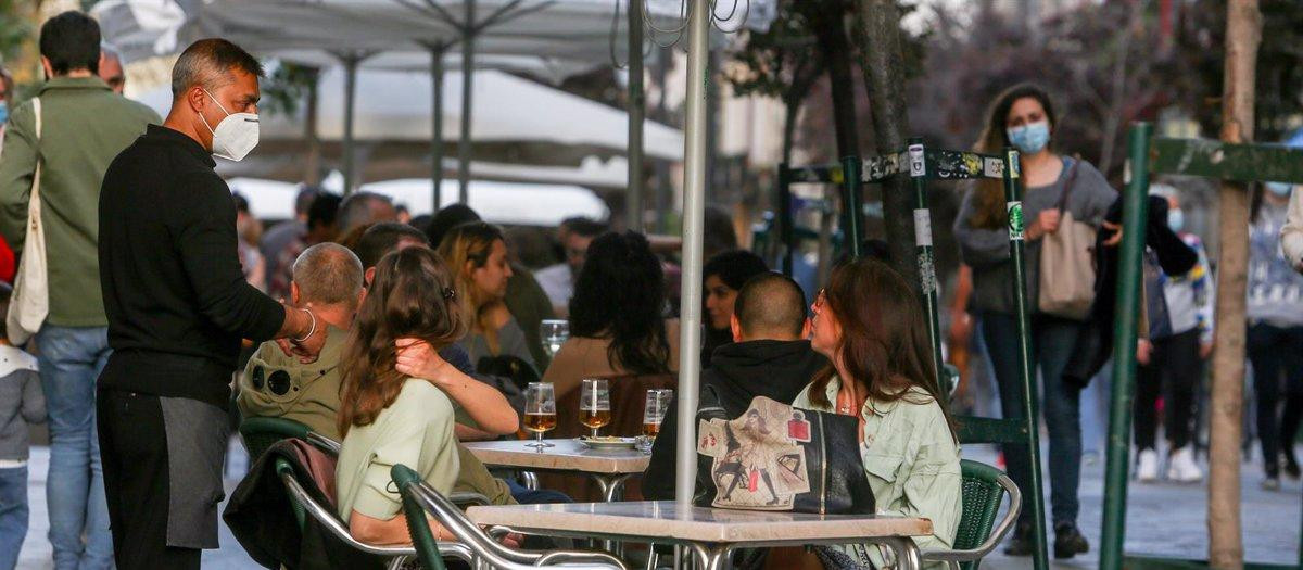 31-03-2021 Varias personas, en la terraza de un bar, a 31 de marzo de 2021, en Madrid (España), La tarde de este miércoles comienza la Semana Santa para muchos madrileños, que han acudido a las terrazas de los bares de la capital. Hostelería de España reclamó ayer el cese de la "estrategia criminalizadora" en el sector de la restauración con medidas restrictivas y pedido que, por el contrario, se trabaje junto al sector a través de medidas en positivo, como puede ser el pasaporte sanitario que permita la movilidad a las personas vacunadas y se fomente así el turismo seguro.
POLITICA
Ricardo Rubio - Europa Press