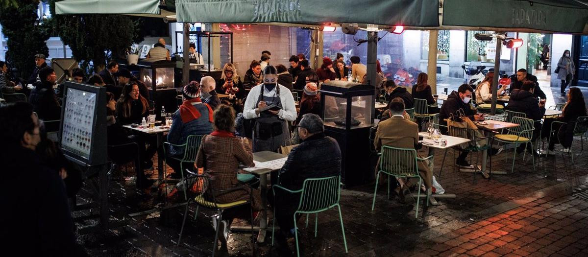 24-12-2021 Varias personas toman el aperitivo en la Plaza de Santa Ana para celebrar la llegada de la Nochebuena, a 24 de diciembre de 2021, en Madrid (España). A pesar de las nuevas restricciones, como el uso de la mascarilla en exteriores, que entra en vigor hoy, varias personas quedan en terrazas y bares para reunirse y celebrar la llegada de la Navidad. España mantiene una incidencia acumulada en los últimos 14 días de 609,38 casos por cada 100.000 habitantes. Con estos datos, el país se encuentra en el nivel máximo de riesgo por transmisión del coronavirus.
POLITICA 
Alejandro Martínez Vélez - Europa Press