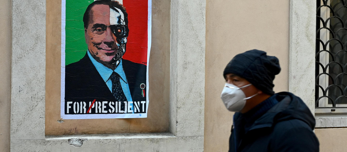 Un hombre pasa junto a un mural en Roma en el que se parodia a Berlusconi