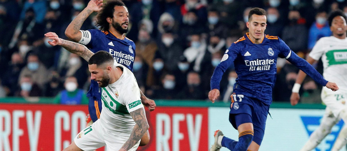 El defensa brasileño del Real Madrid Marcelo Vieira (i-detrás) entra en falta a Teté Morente, del Elche CF.