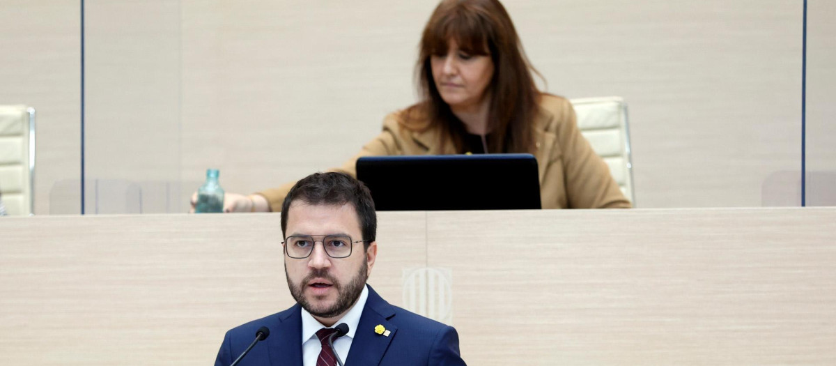 El presidente de Cataluña, Pere Aragonès, con la presidenta del Parlament, Laura Borrás, detrás