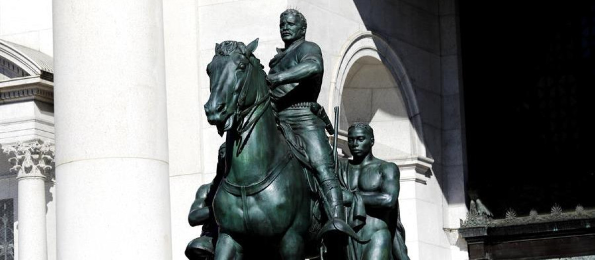 Estatua del expresidente Theodore Roosevelt a cabllo escoltado por un indio y un negro, frente al Museo de Historia Natural de Nueva York