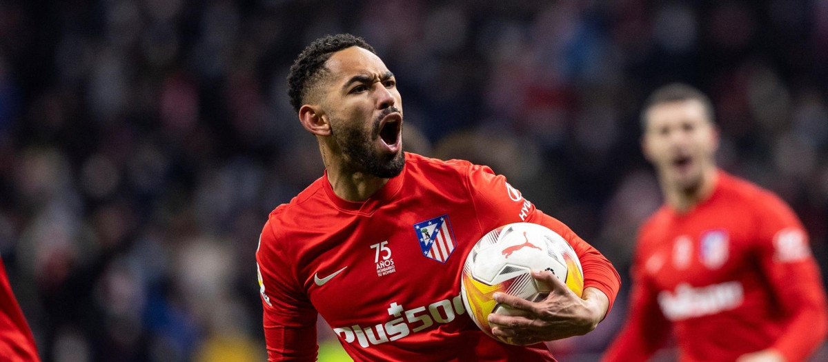 El delantero brasileño celebra el primer gol rojiblanco