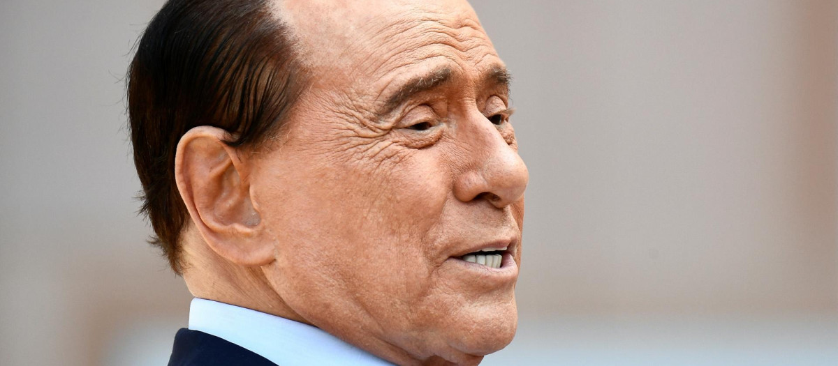 Silvio Berlusconi, en 2020, tras salir del hospital después de dar positivo por covid