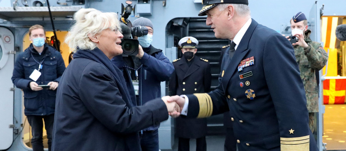 (FILES) In this file photo taken on December 17, 2021 German Defence Minister Christine Lambrecht (C-L) is welcomed by vice-admiral Kay-Achim Schoenbach onboard the corvette "Oldenburg" during a visit of the naval base in Warnemuende, nord-western Germany. - The head of Germany's navy has resigned following controversial remarks on the crisis in Ukraine, a defence minstry spokesman announced on January 22, 2022. (Photo by Bernd Wüstneck / POOL / AFP)