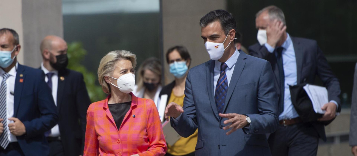 La presidenta de la Comisión Europea, Ursula von der Leyen y el presidente del Gobierno, Pedro Sánchez, a su llegada a la reunión, en la sede de Red Eléctrica de España, a 16 de junio de 2021, en Alcobendas, Madrid