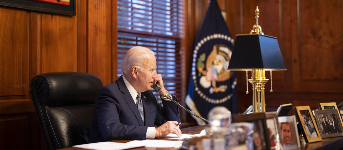 Biden hablando por teléfono con su homólogo ruso, Vladimir Putin, a finales de diciembre de 2021