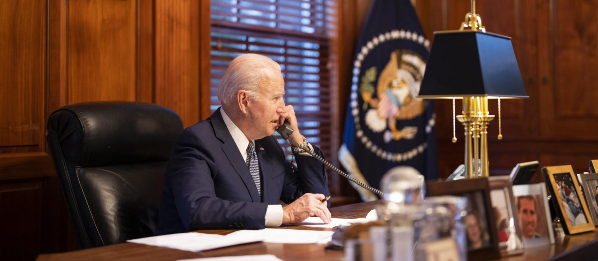 Biden hablando por teléfono con su homólogo ruso, Vladimir Putin, a finales de diciembre de 2021