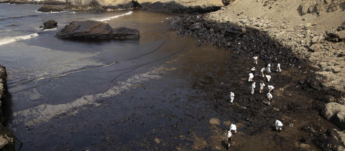 Labores de limpieza del derrame de petróleo vertido al océano Pacífico desde la refinería peruana de La Pampilla