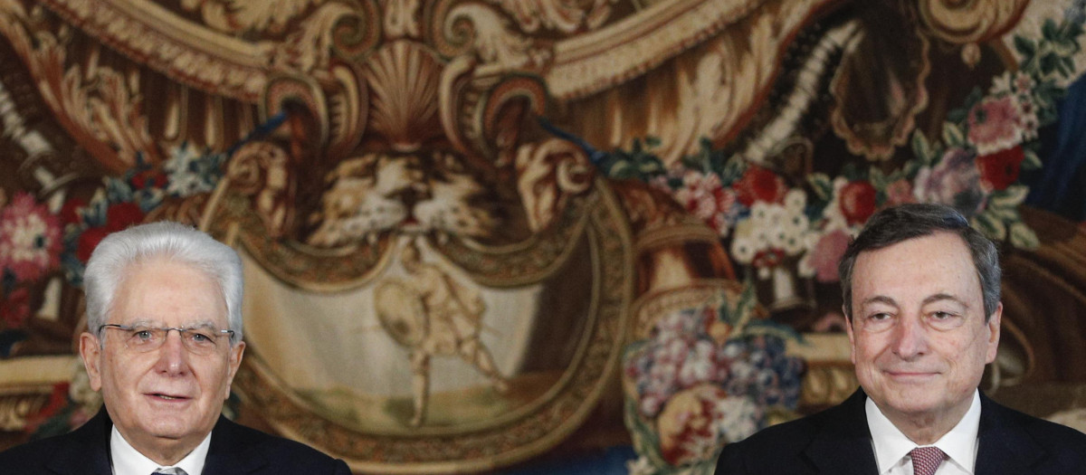 El presidente de Italia, Sergio Mattarella, junto con el primer ministro, Mario Draghi