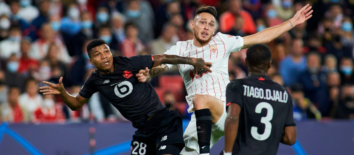 Mandava (i) disputa un balón con Lucas Ocampos