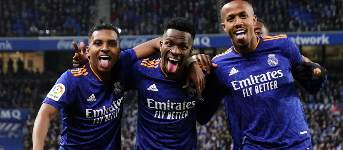 Rodrygo, Vinicius y Militao celebran un gol del Real Madrid