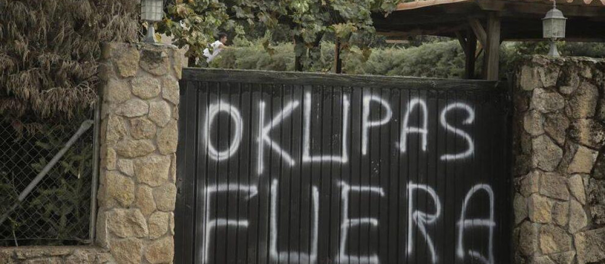 Pintada contra los Okupas en Eurovillas, Madrid