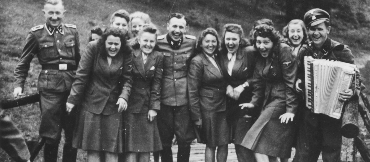 Una fotografía del álbum de Höker muestra a los trabajadores de Auschwitz cantando y riendo divertidos