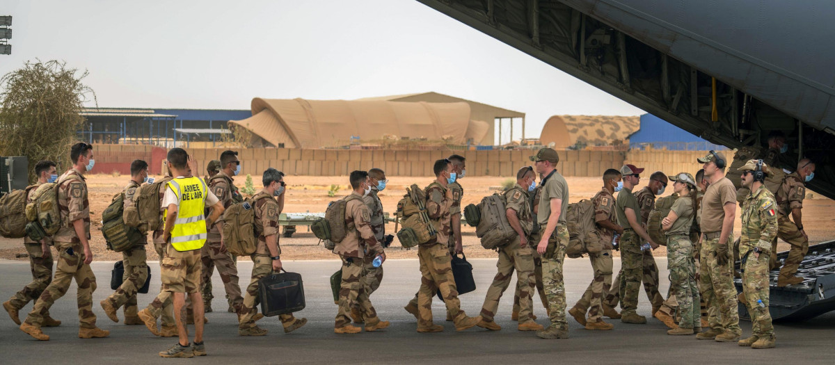 Soldados franceses embarcan rumbo al Sahel para combatir al yihadismo